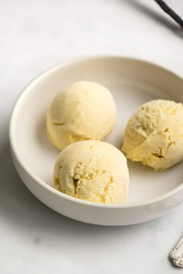 découvrez une recette maison économique de glace à la vanille, simple à réaliser avec des ingrédients du quotidien pour un dessert savoureux et rafraîchissant.