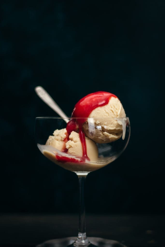 découvrez des recettes faciles de crème glacée keto spécialement conçues pour sorbetière, pour des desserts sains, délicieux et faibles en glucides à la maison.