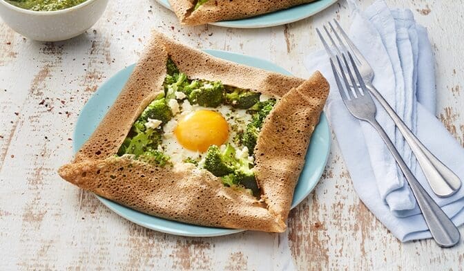 découvrez la recette authentique de brigitte gourmelon pour une délicieuse galette de blé noir, un incontournable de la tradition bretonne.
