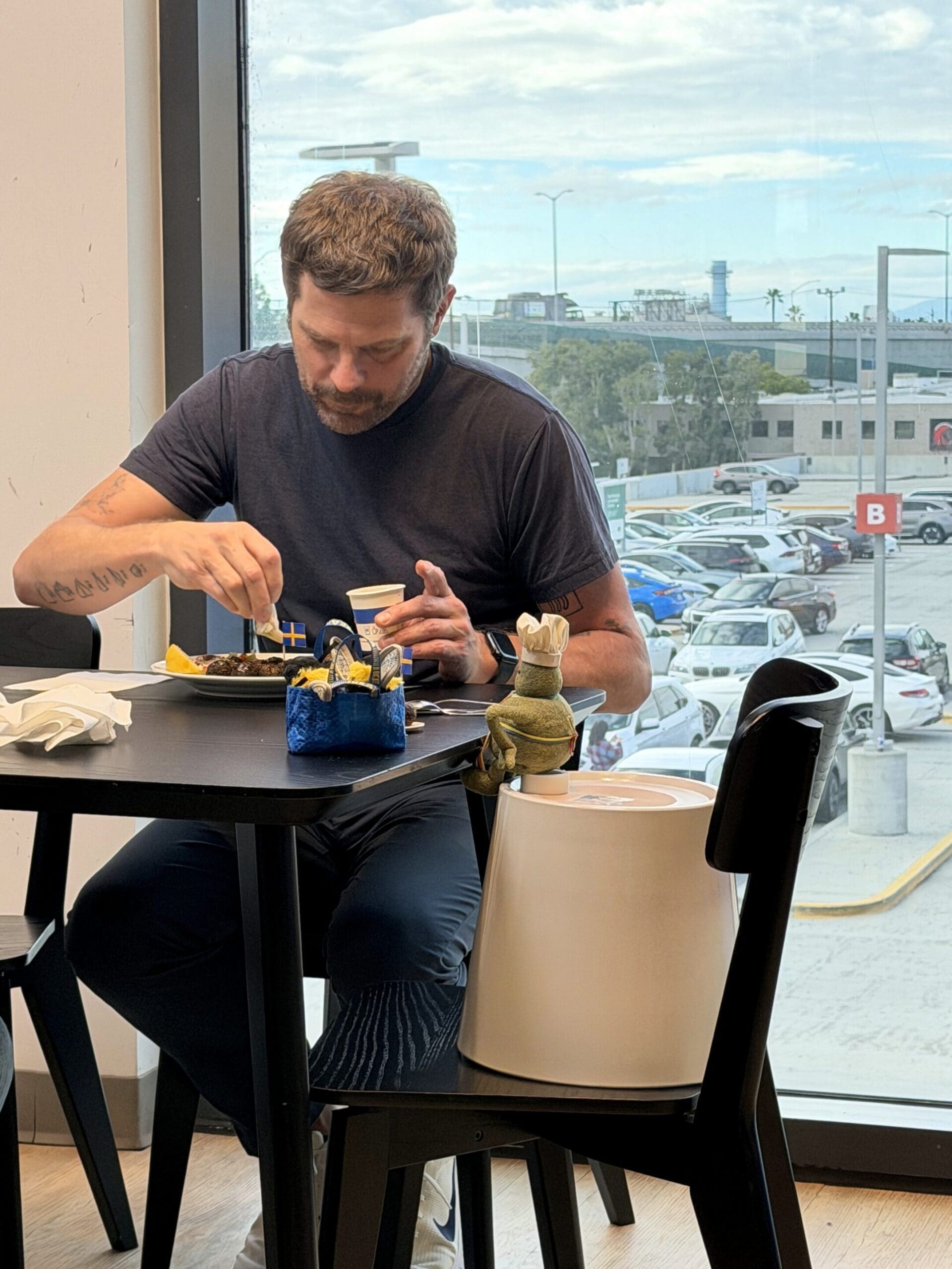découvrez la collaboration gourmande entre ikea et tiny chef, alliant design fonctionnel et passion culinaire pour des moments savoureux.
