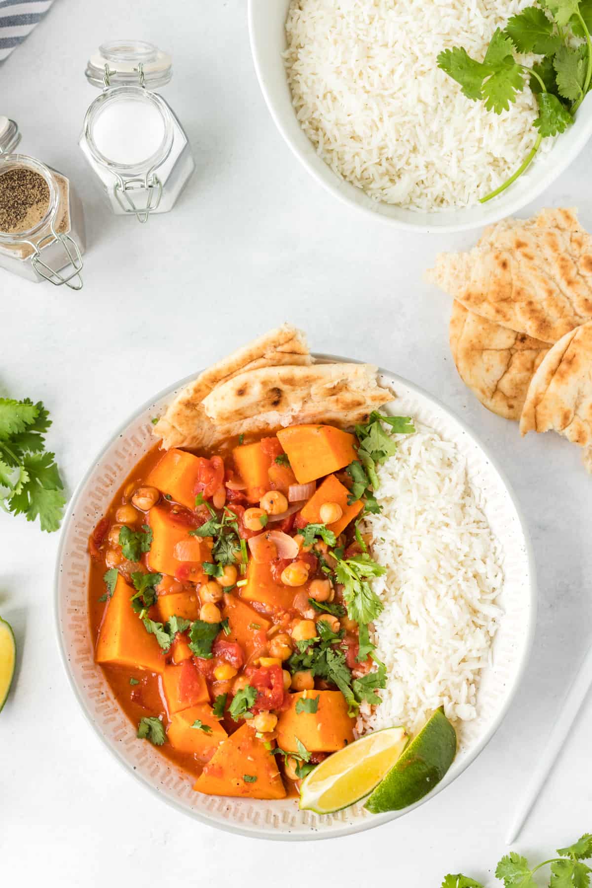 découvrez notre recette savoureuse de ragoût marocain au poulet et patates douces, un plat riche en épices et plein de douceur pour réchauffer vos repas.