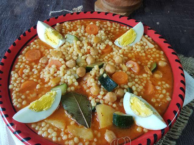 découvrez la recette authentique du berkoukès algérien, un plat traditionnel riche en saveurs et en histoire, parfait pour un repas convivial.