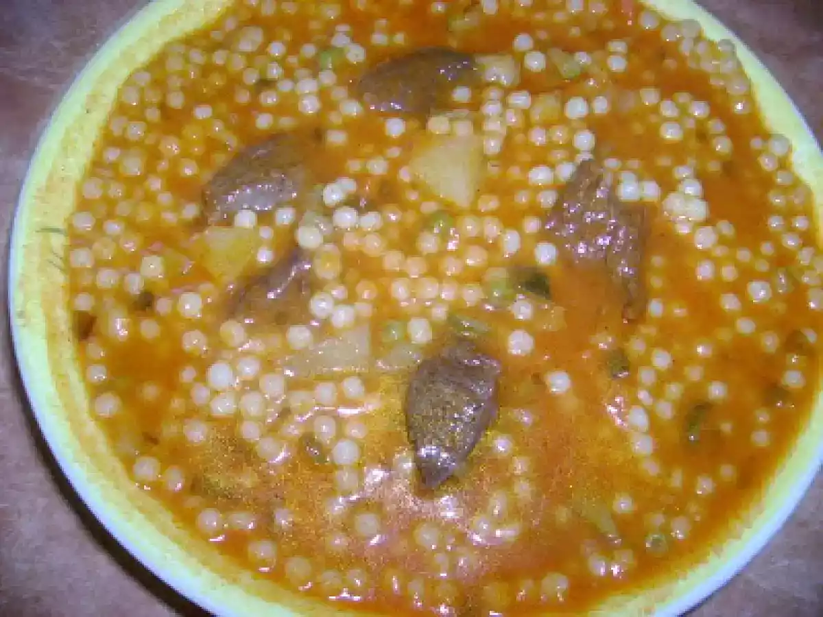 découvrez la recette authentique du berkoukès algérien, un plat traditionnel savoureux à base de semoule et légumes, parfait pour une expérience culinaire riche en saveurs.