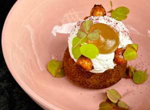 découvrez la recette exclusive de la saint-valentin créée par le chef pierre chomet, un plat raffiné pour célébrer l'amour avec saveur et élégance.