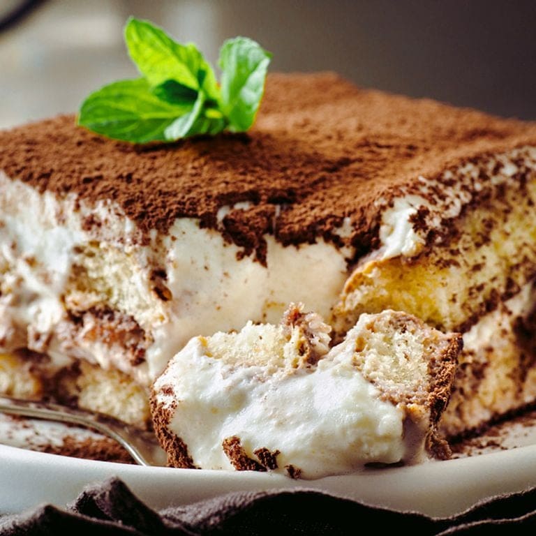 découvrez la recette du tiramisu toulonnais, une délicieuse préparation anti-gaspillage utilisant des croissants pour un dessert unique et gourmand.