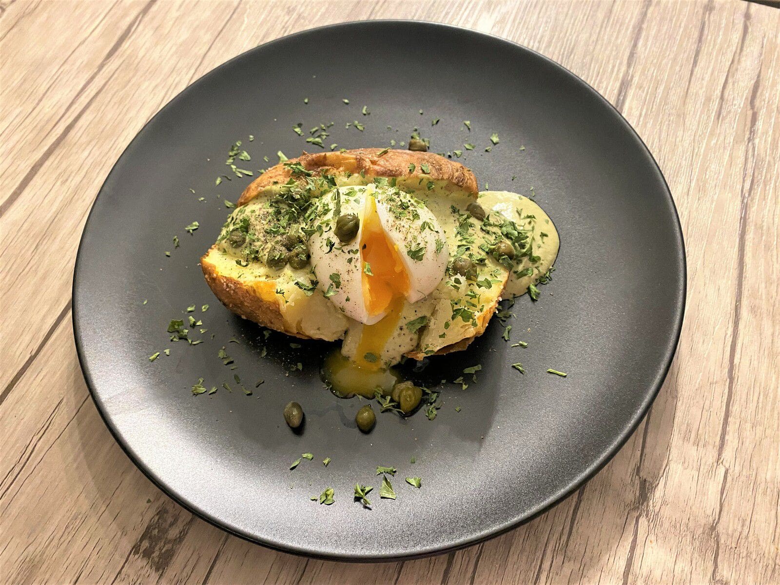 découvrez la recette des œufs bénédict servis sur une délicieuse galette de pommes de terre croustillante, pour un brunch savoureux et gourmand.