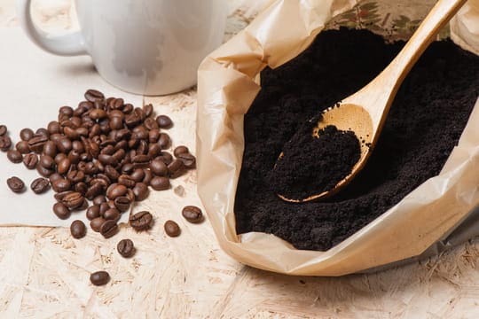 découvrez des recettes astucieuses pour réutiliser le marc de café et créer des plats savoureux et écologiques.
