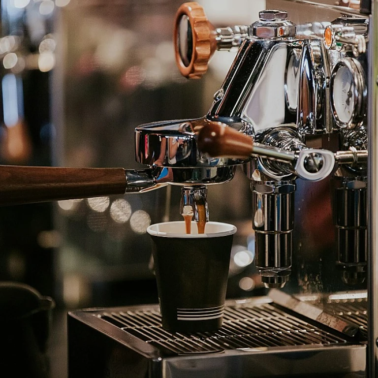 découvrez des recettes astucieuses pour réutiliser le marc de café et réduire le gaspillage tout en ajoutant une touche gourmande à vos plats.