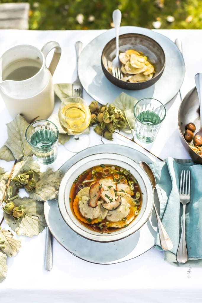 découvrez notre recette délicate de velouté de céleri accompagné de lieu subtilement relevé à l'ail noir, pour une expérience gustative raffinée et saine.