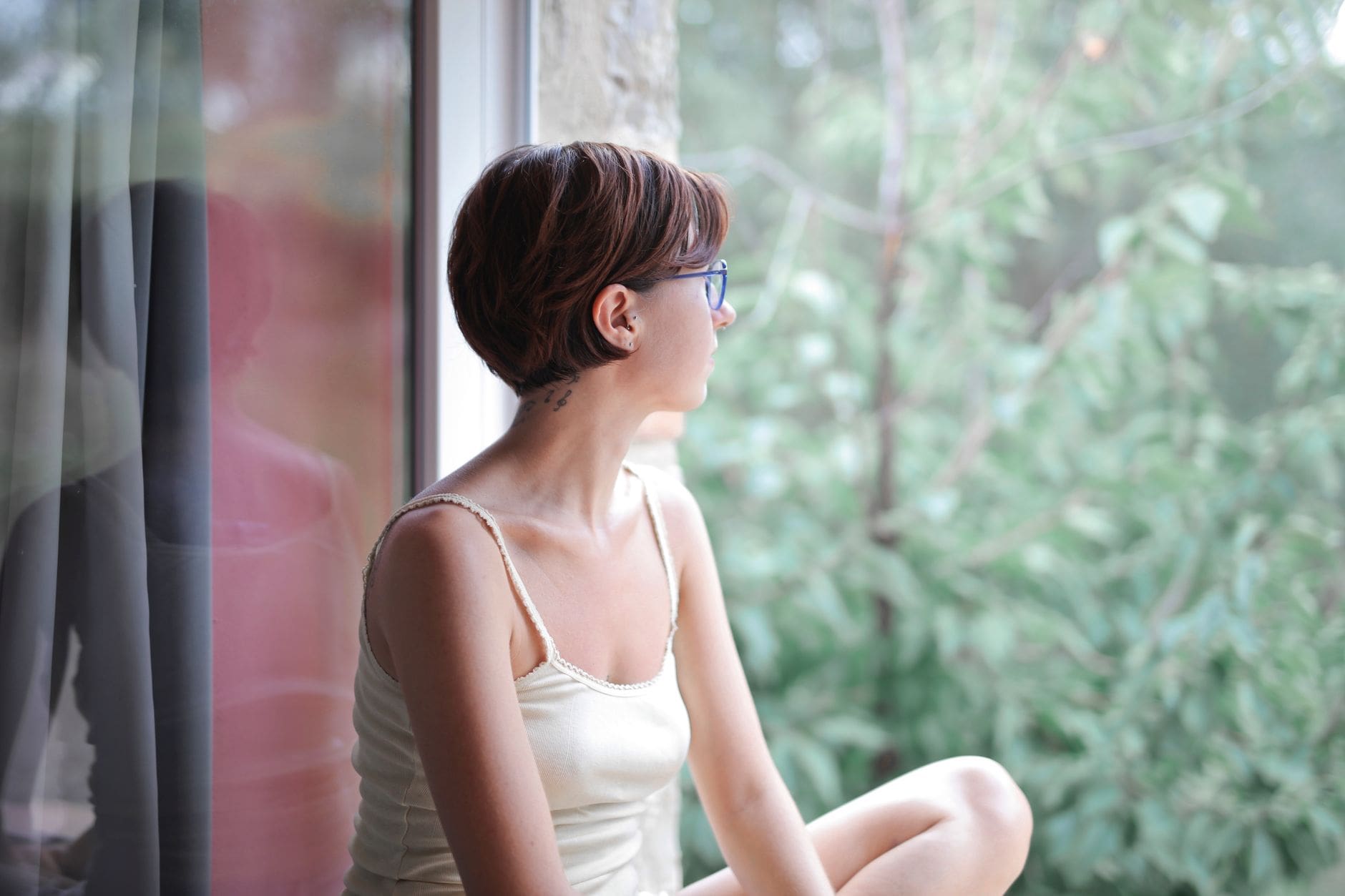 femme méditation matin fenêtre