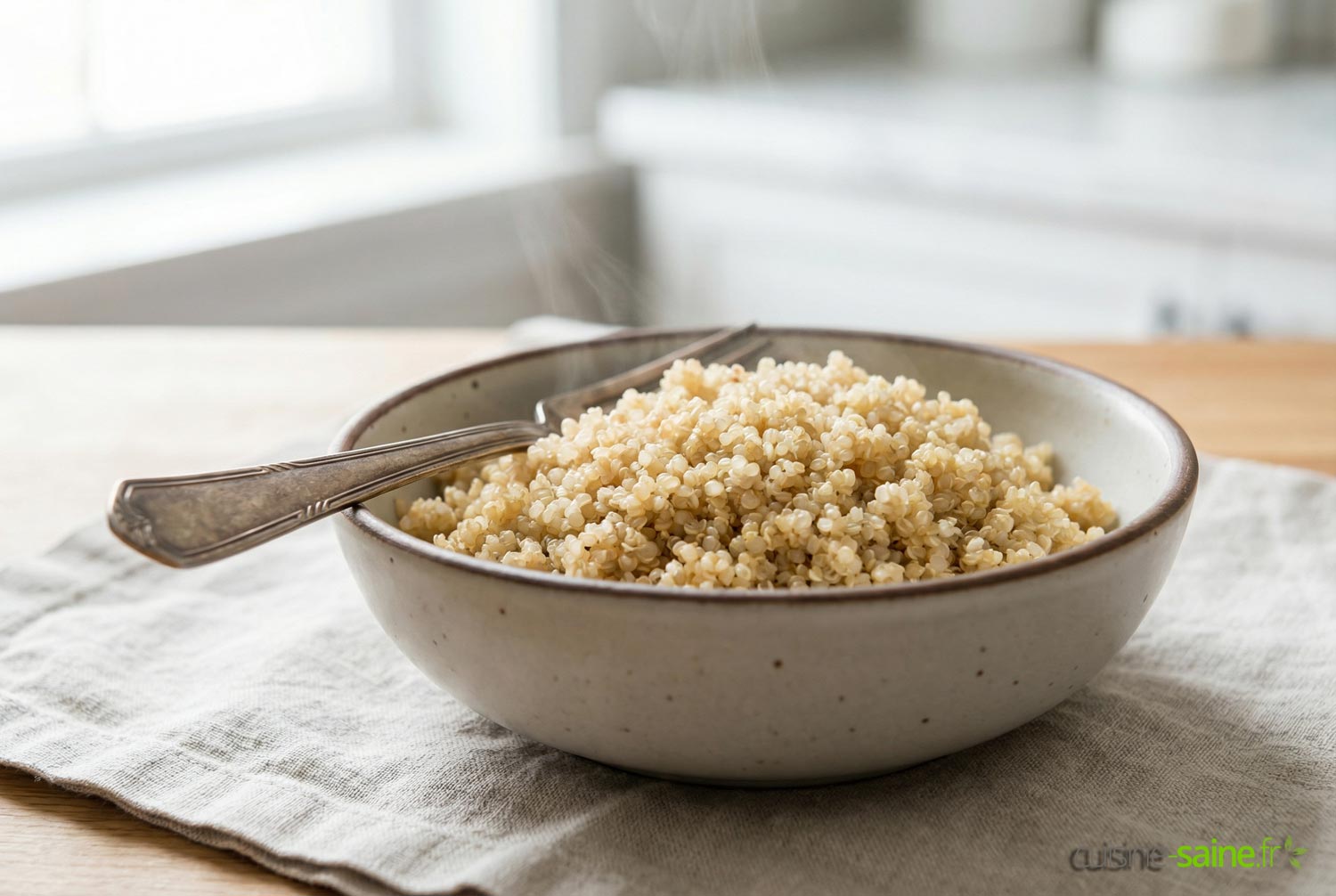 Grains de quinoa en cuisson dans une casserole d'eau frémissante