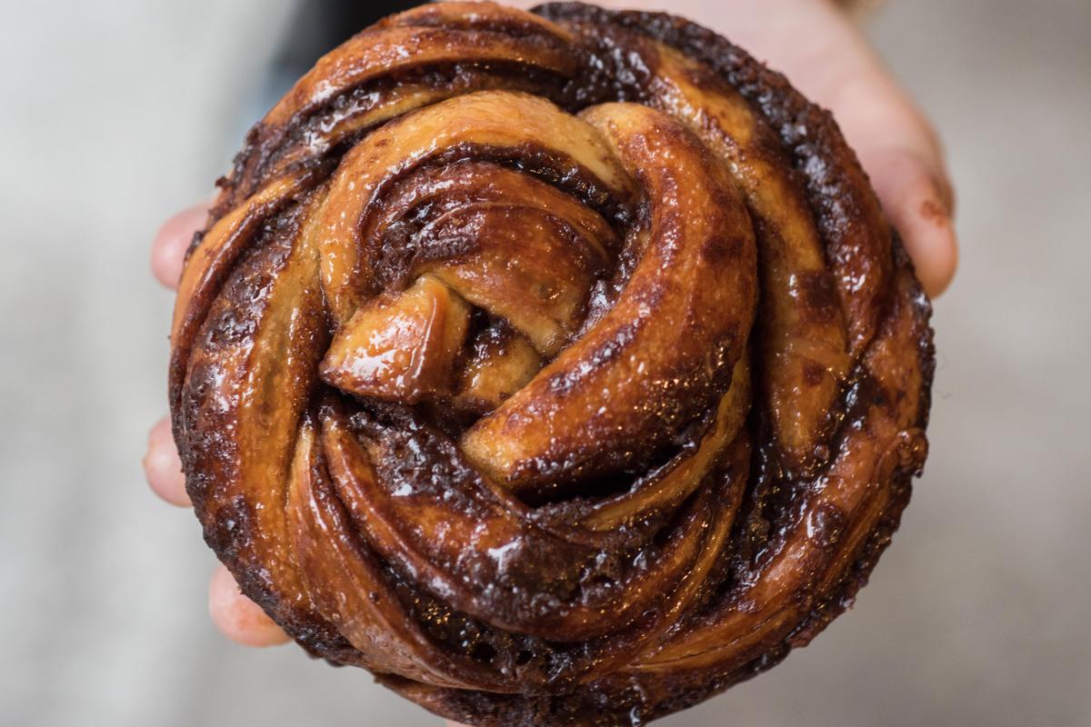 Babka au chocolat tranchée, brioche marbrée moelleuse posée sur un plat