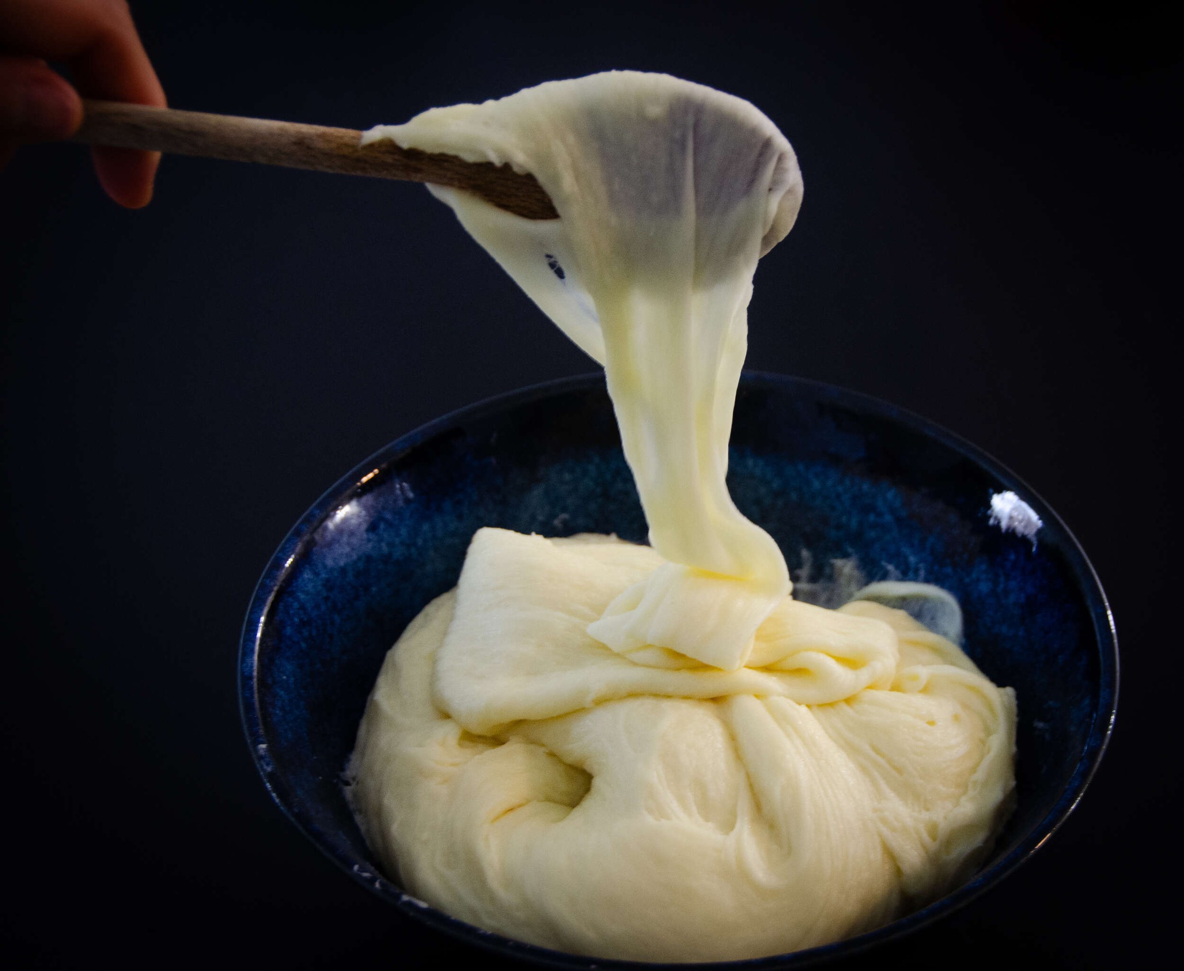 Aligot traditionnel filant dans une casserole avec de la tome fraîche et des pommes de terre