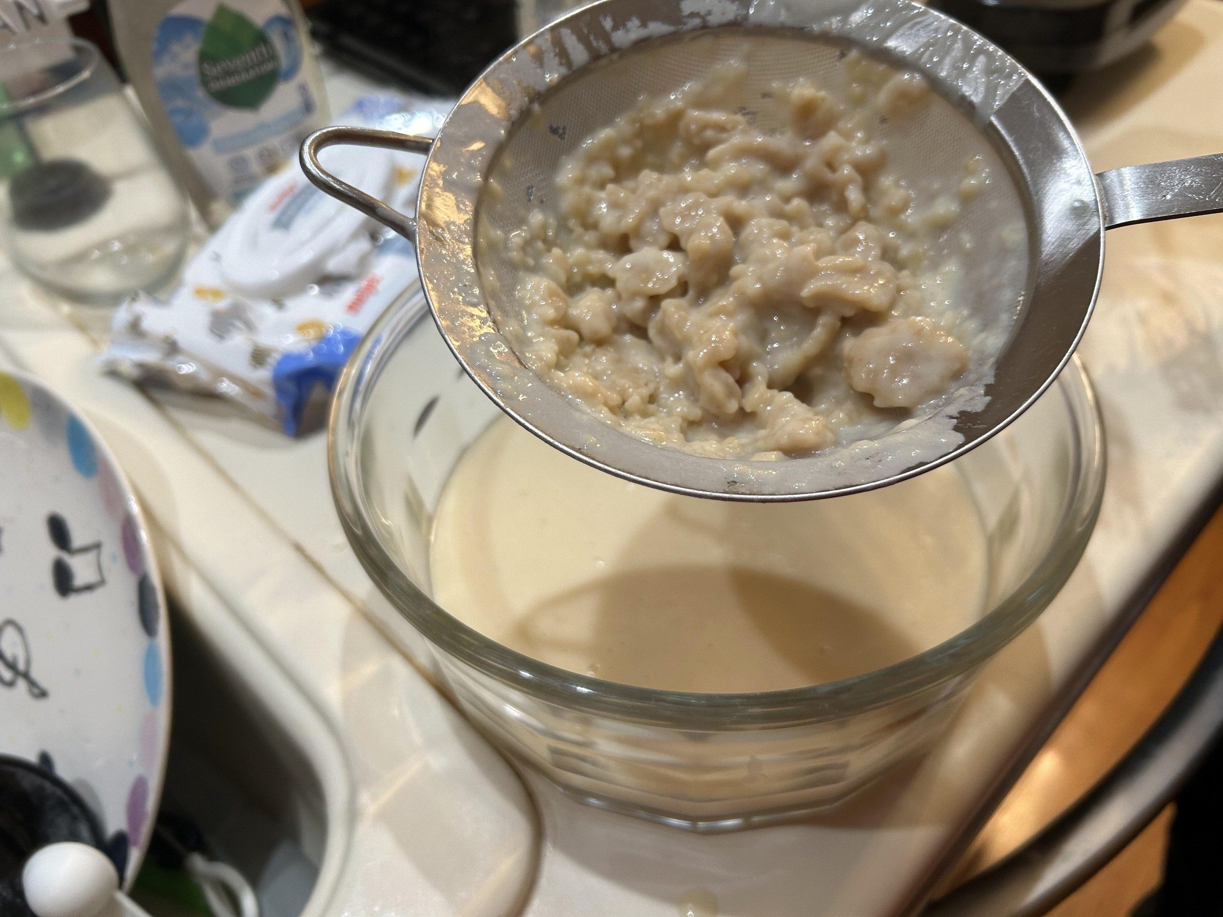 Roux en cuisson dans une casserole pour préparer une sauce