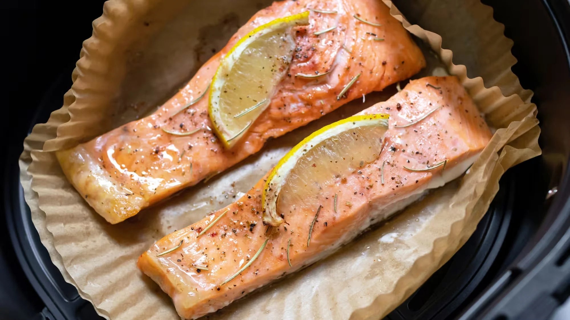 Pavé de saumon doré cuit au air fryer dans son panier