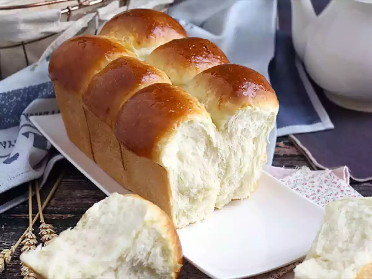 Brioche maison dorée tranchée montrant une mie filante et moelleuse