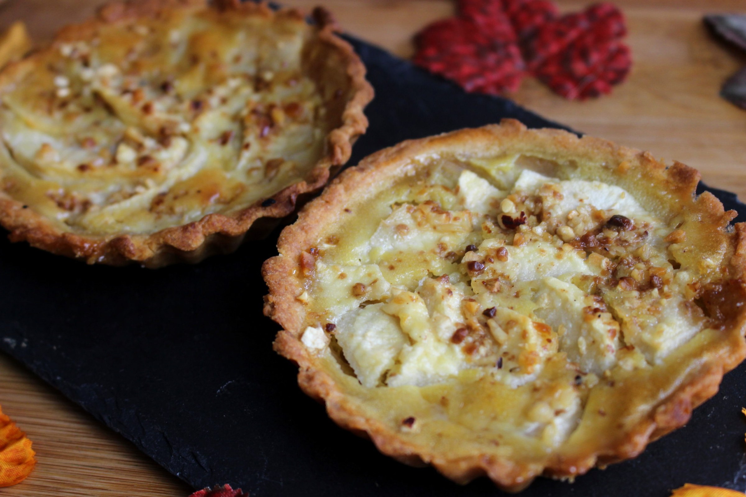 Part de tarte normande végétale aux pommes dorées et amandes