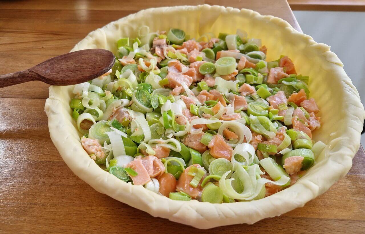 Repas du soir familial rapide composé de légumes rôtis, pâtes et salade sur une table conviviale