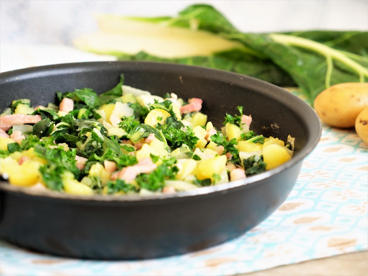Poêlée de blettes avec feuilles et côtes dans une grande sauteuse