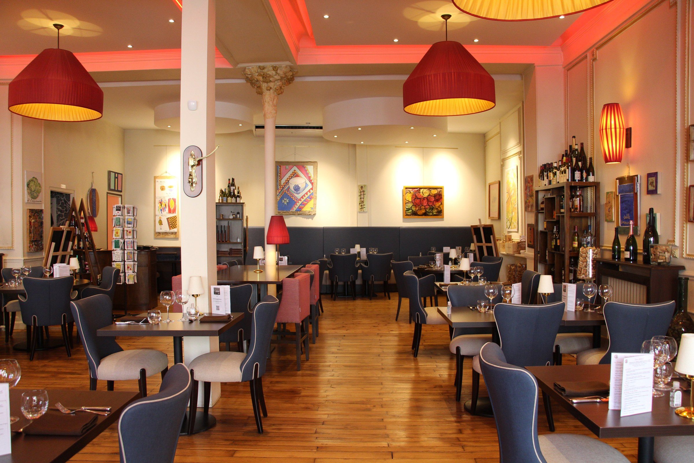 Terrasse d'un restaurant du centre de Vichy avec tables dressées et façade ancienne