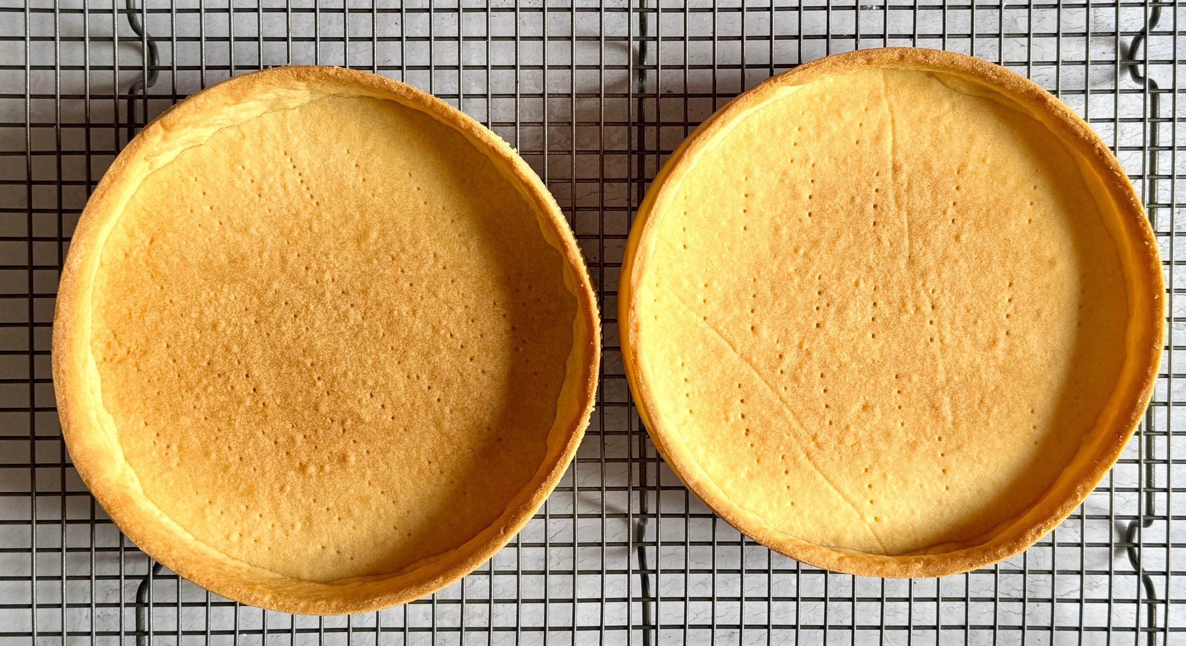 Tarte au citron maison sur fond de pâte sablée, avec une part découpée