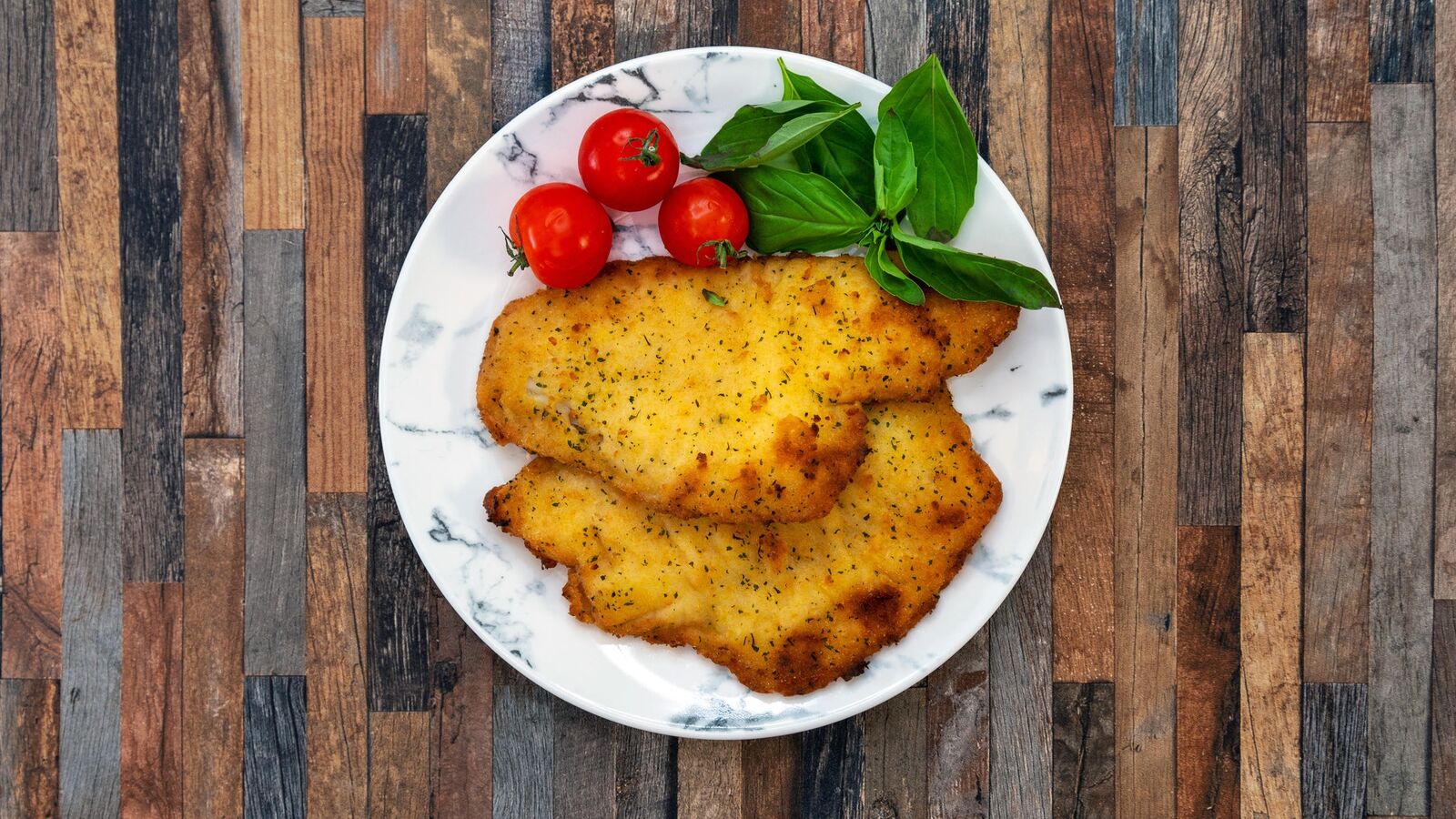 Escalope milanaise dorée et croustillante servie avec un quartier de citron