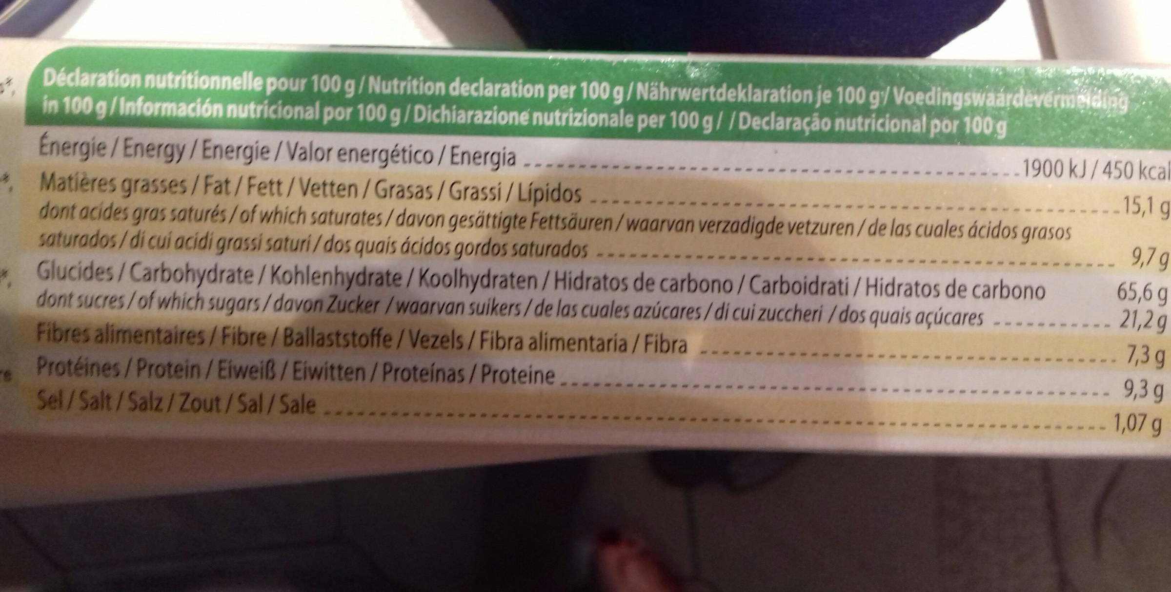 Paquet de biscuits Bouvard et petits beurres posés sur une table