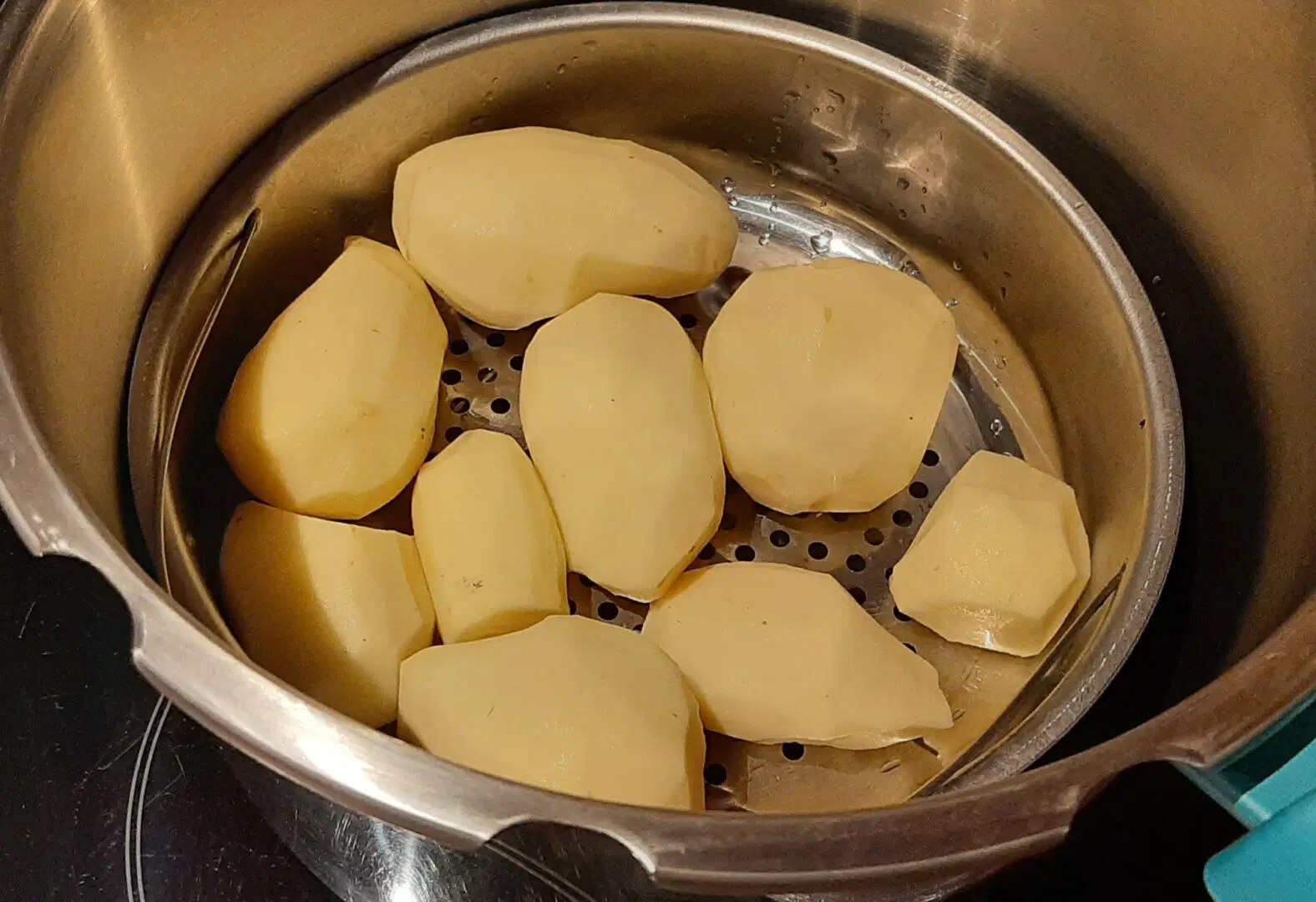 Pommes de terre dans le panier vapeur d'une cocotte-minute ouverte