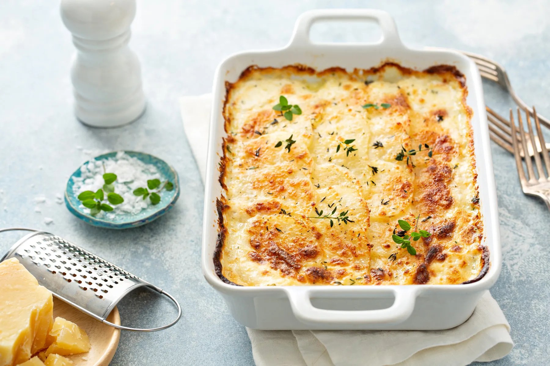 Plat de lasagnes gratinées tout juste sorti du four, dessus doré et sauce qui bouillonne sur les bords