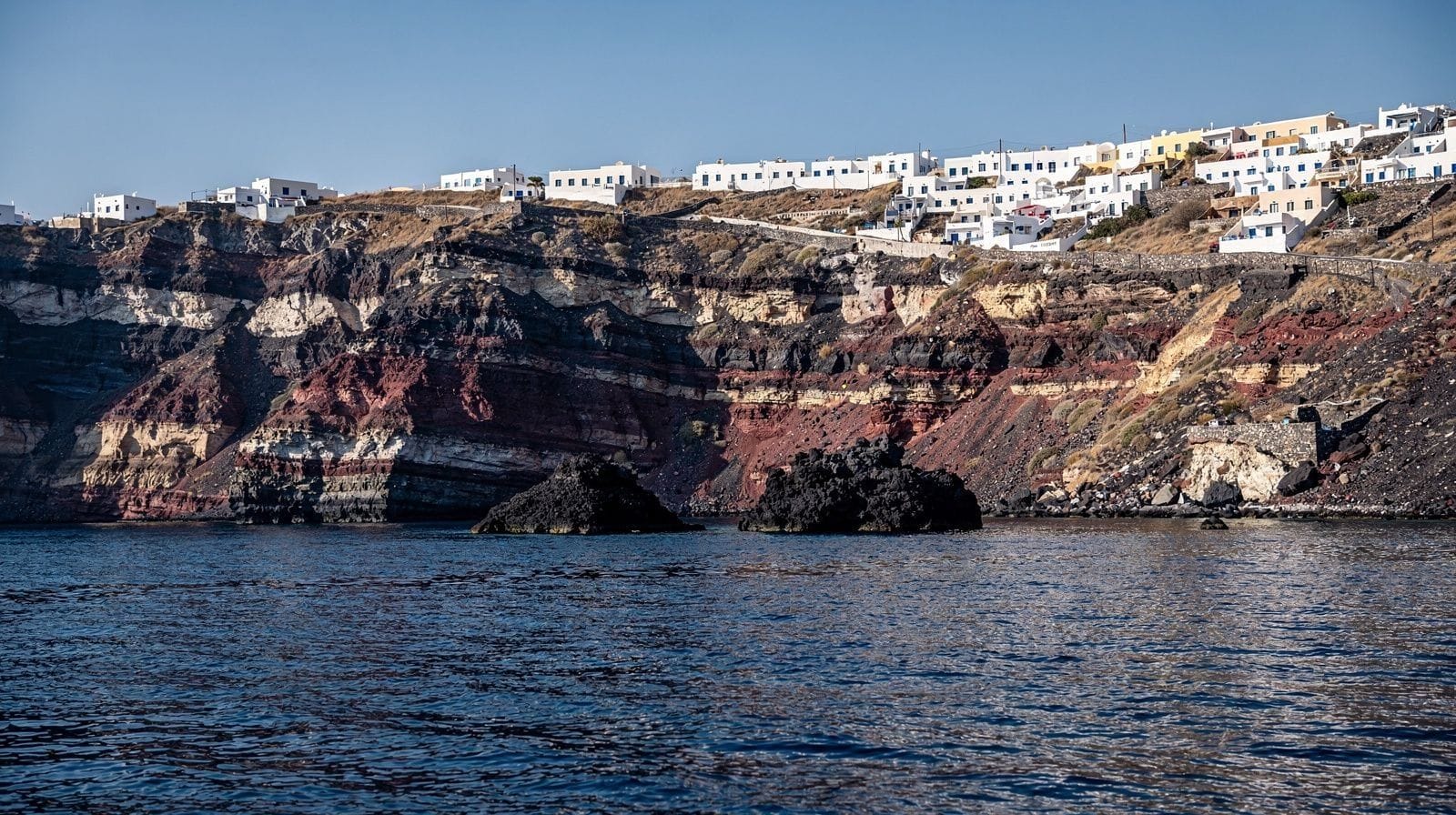 Vue sur la caldeira du volcan de Santorin et l'îlot de Nea Kameni depuis les falaises